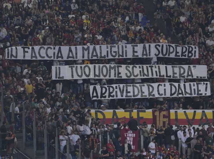 Tifosi Roma striscioni De Rossi - Foto Lapresse - Ilgiornaledellosport.net