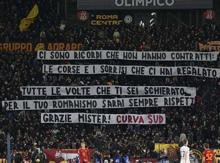 Striscione Mourinho Roma - Foto Lapresse - Ilgiornaledellosport.net