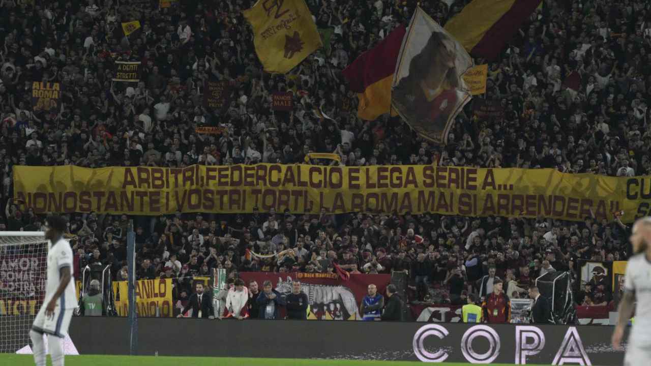 Striscione tifosi Roma - Foto Lapresse - Ilgiornaledellosport.net