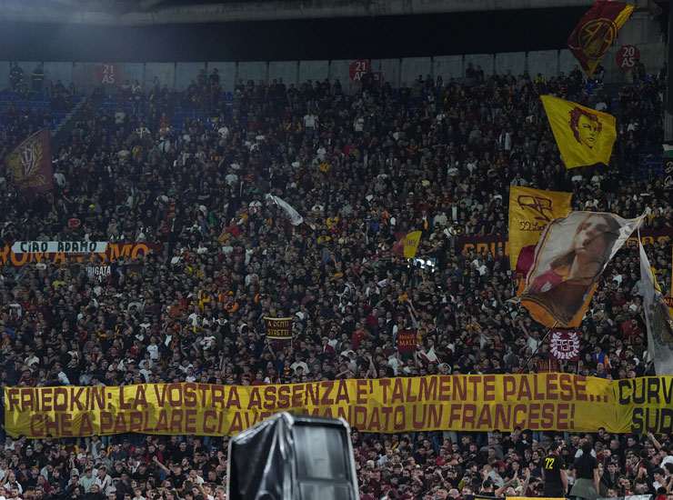 Striscione tifosi Roma - Foto Lapresse - Ilgiornaledellosport.net