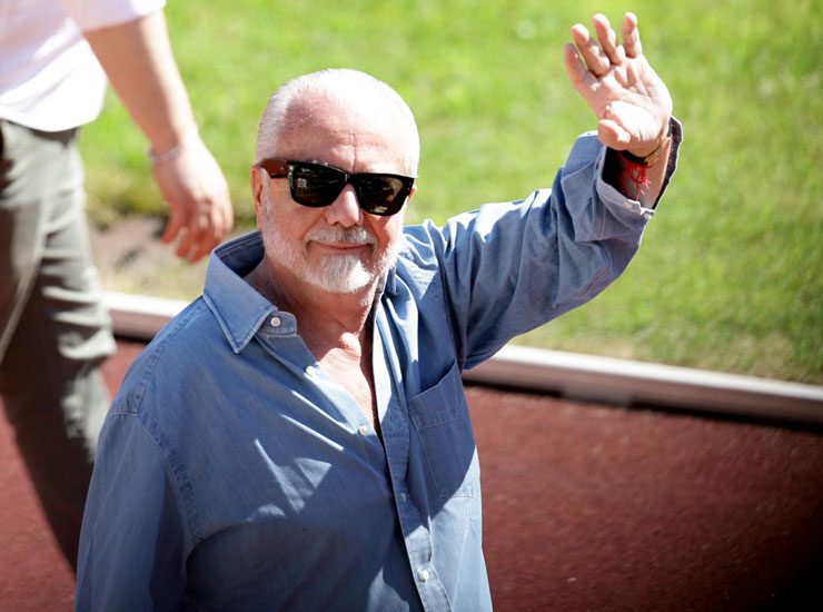 Aurelio De Laurentiis saluta i tifosi del Napoli - Foto Lapresse - Ilgiornaledellosport.net