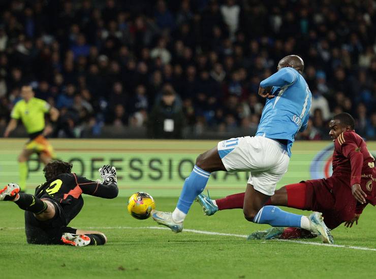 L'entrata di Lukaku su Svilar durante Napoli-Roma - Foto Lapresse - Ilgiornaledellosport.net