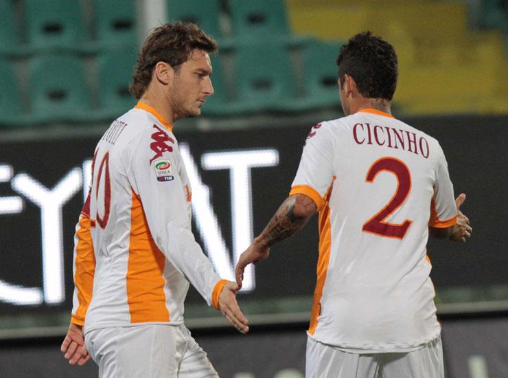 Totti e Cicinho - Foto Lapresse - Ilgiornaledellosport.net