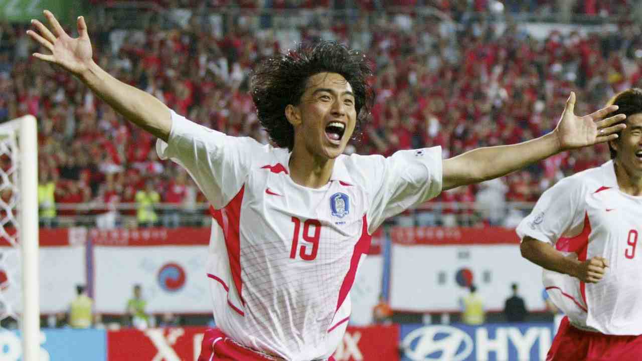 Ahn Jung-hwan esulta dopo il gol all'Italia ai Mondiali 2002 - Fonte X - Ilgiornaledellosport.net