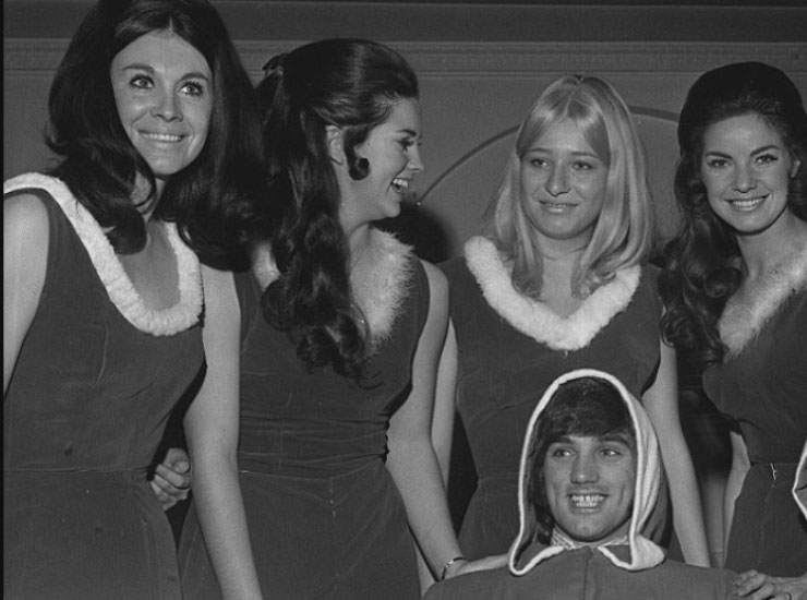 Una curiosa posa di George Best per il Natale 1969 - Fonte X - Ilgiornaledellosport.net