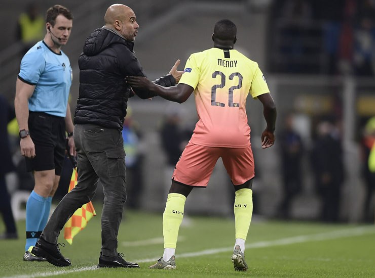 Pep Guardiola e Benjamin Mendy al Manchester City - Foto Lapresse - Ilgiornaledellosport.net