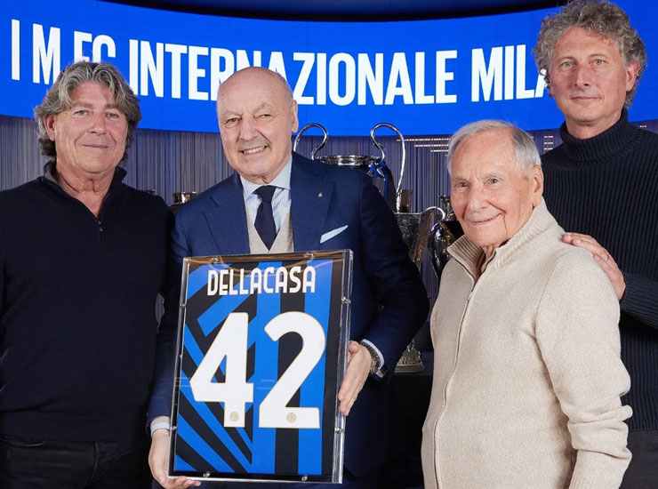 I fratelli Dellacasa con il padre e il presidente dell'Inter Marotta - Foto Inter.it - Ilgiornaledellosport.net