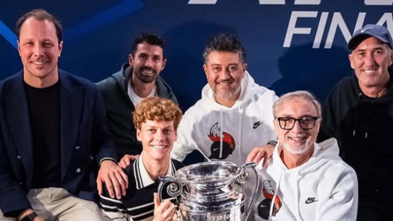 Jannik Sinner con il proprio team e la coppa delle ATP Finals - Instagram janniksin - Ilgiornaledellosport.net