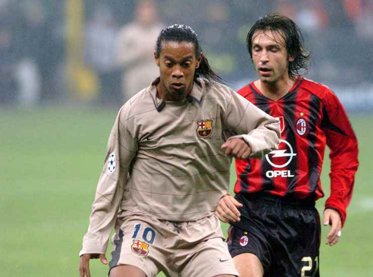 Ronaldinho e Andrea Pirlo in un Milan-Barcellona del 2004 - Foto Lapresse - Ilgiornaledellosport.net