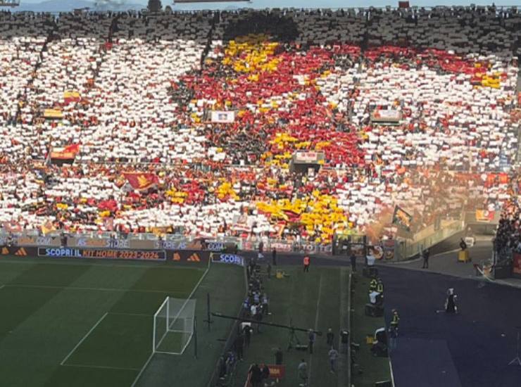 La coreografia dedicata dai tifosi della Roma a Di Bartolomei nel derby del 6 aprile 2024 - Fonte X - Ilgiornaledellosport.net