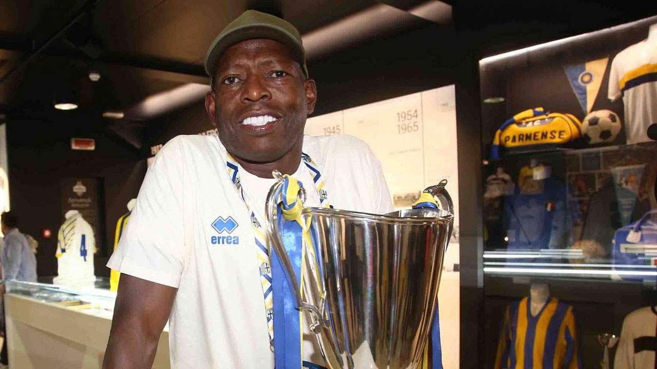 Faustino Asprilla con la Coppa delle Coppe vinta con il Parma - Foto Lapresse - Ilgiornaledellosport.net