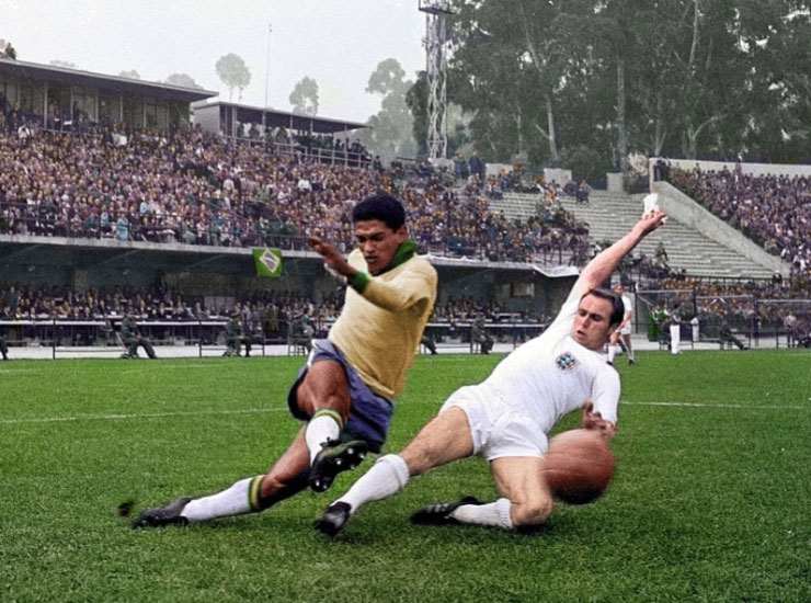 Garrincha in azione contro l'Inghilterra al Mondiale 1962 - Fonte X - Ilgiornaledellosport.net