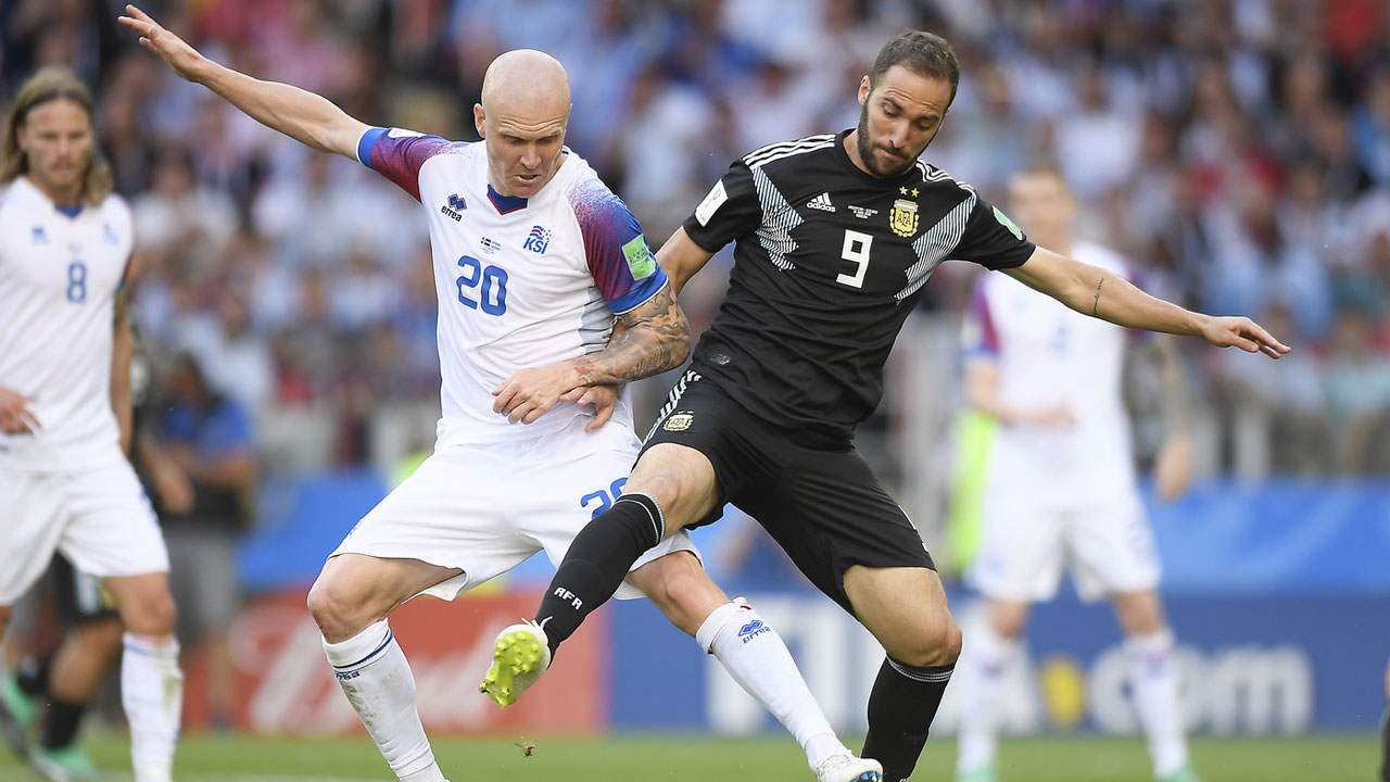 Emil Hallfredsson e Gonzalo Higuain durante Islanda-Argentina a Russia 2018 - Foto Lapresse - Ilgiornaledellosport.net