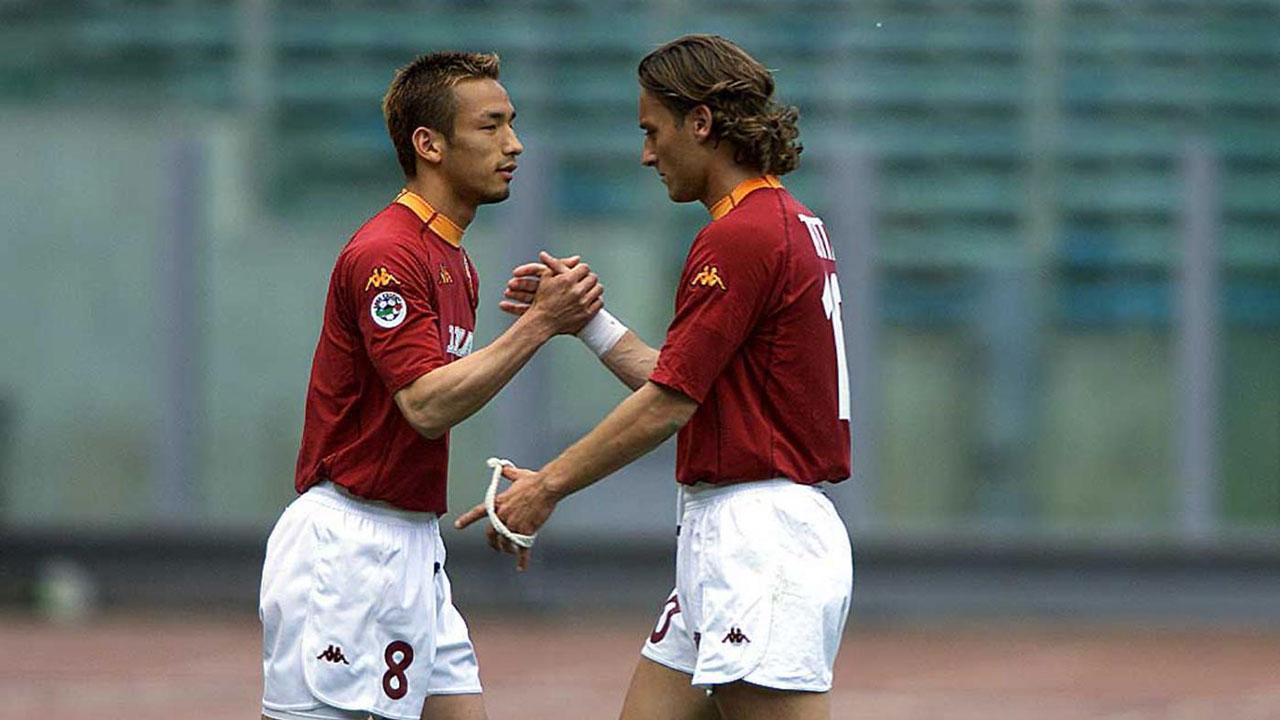 Hidetoshi Nakata con Francesco Totti ai tempi della Roma - Foto Lapresse - Ilgiornaledellosport.net