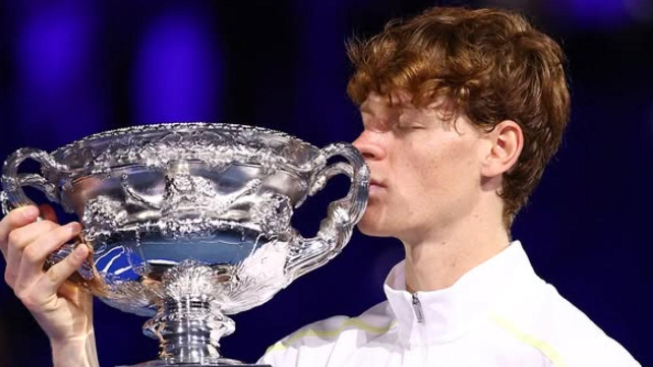 Jannik Sinner bacia il trofeo degli Australian Open 2025 - Instagram janniksin - Ilgiornaledellosport.net