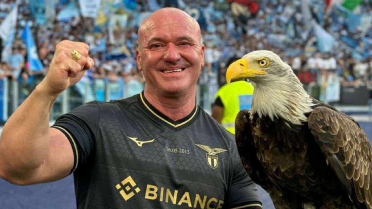 L'ex falconiere della Lazio Juan Bernabé con l'aquila Olympia - Fonte X - Ilgiornaledellosport.net