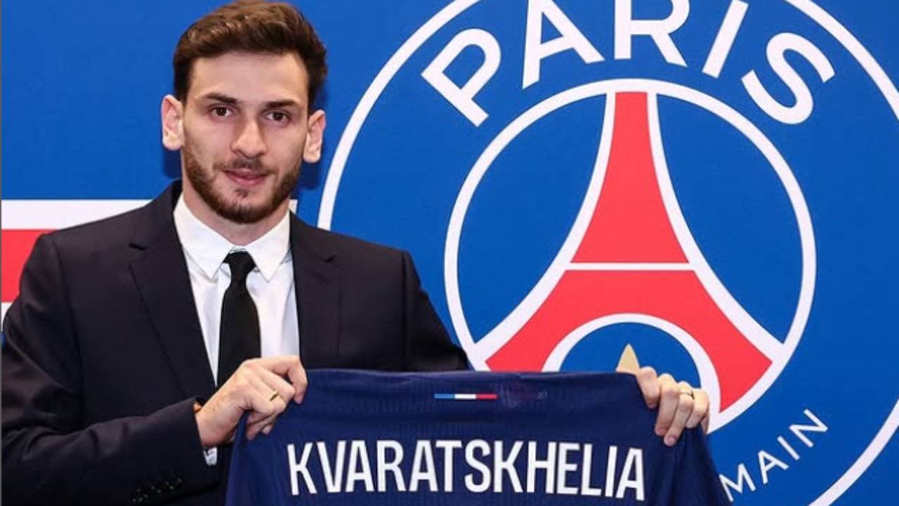 Khvicha Kvaratskhelia posa con la maglia del PSG - Instagram psg e kvara7 - Ilgiornaledellosport.net