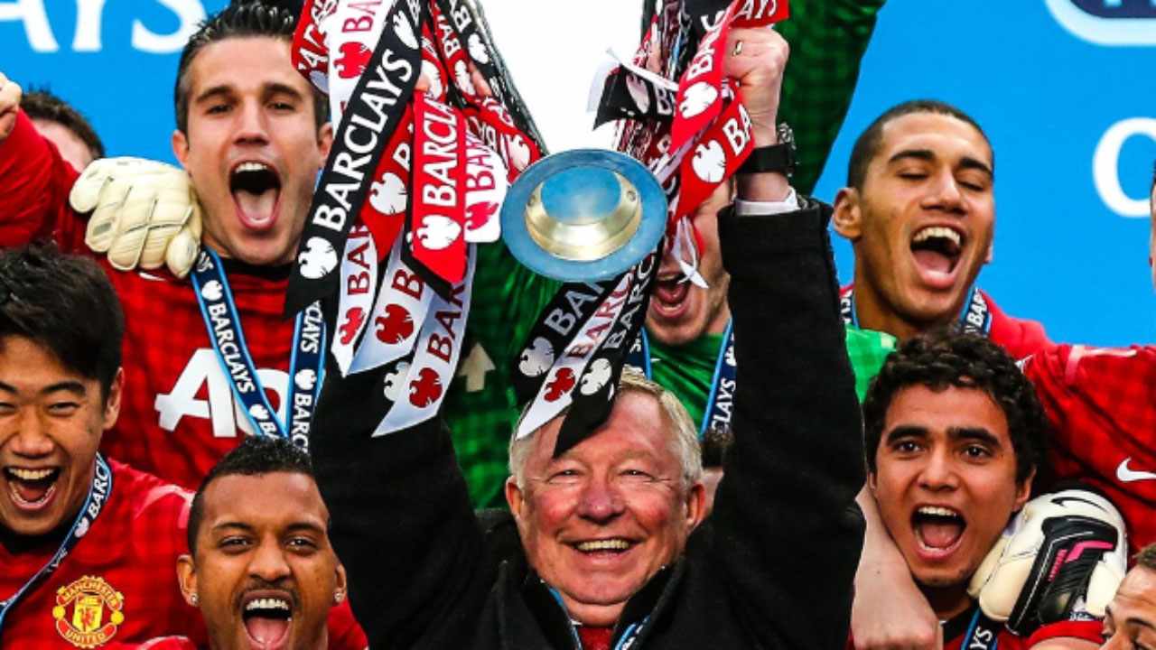 Sir Alex Ferguson festeggia uno dei tanti titoli vinti con il Manchester United - Fonte X - Ilgiornaledellosport.net