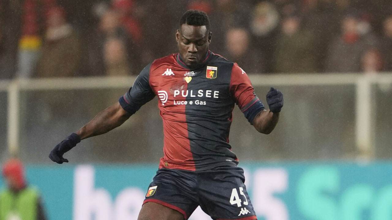 Mario Balotelli con la maglia del Genoa - Foto Lapresse - Ilgiornaledellosport.net