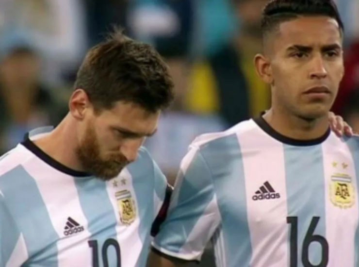 Leo Messi e José Luis Gomez durante Argentina-Brasile del 2017 - Fonte X - Ilgiornaledellosport.net