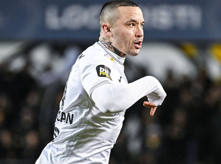 Radja Nainggolan con la maglia del Lokeren - Fonte X - Ilgiornaledellosport.net