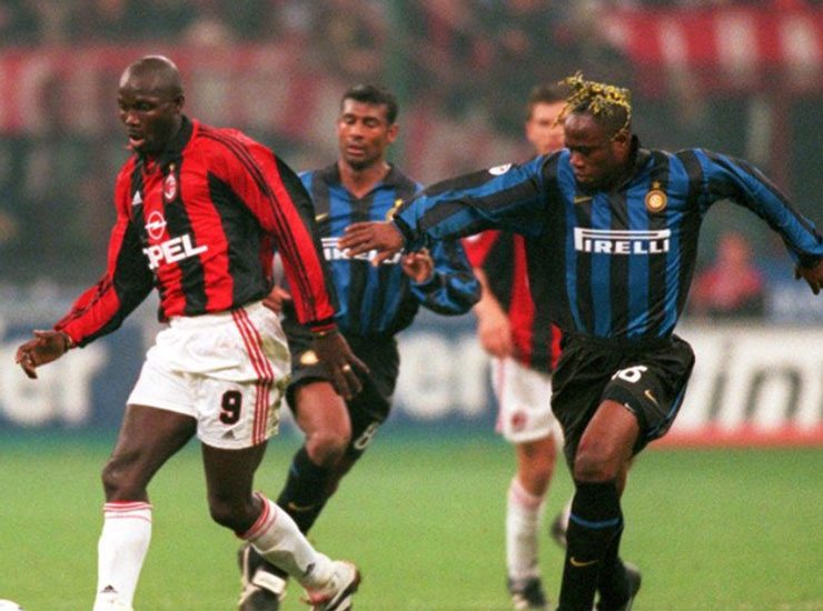 Taribo West e George Weah durante un derby di Milano - Fonte X - Ilgiornaledellosport.net