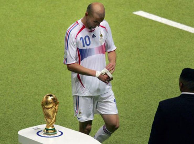 Zinedine Zidane esce dal campo dopo l'espulsione durante la finale del Mondiale 2006 - Foto Lapresse - Ilgiornaledellosport.net