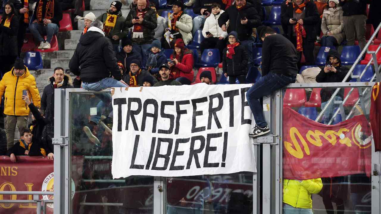 I tifosi della Roma in trasferta a Bologna - Foto Lapresse - Ilgiornaledellosport.net