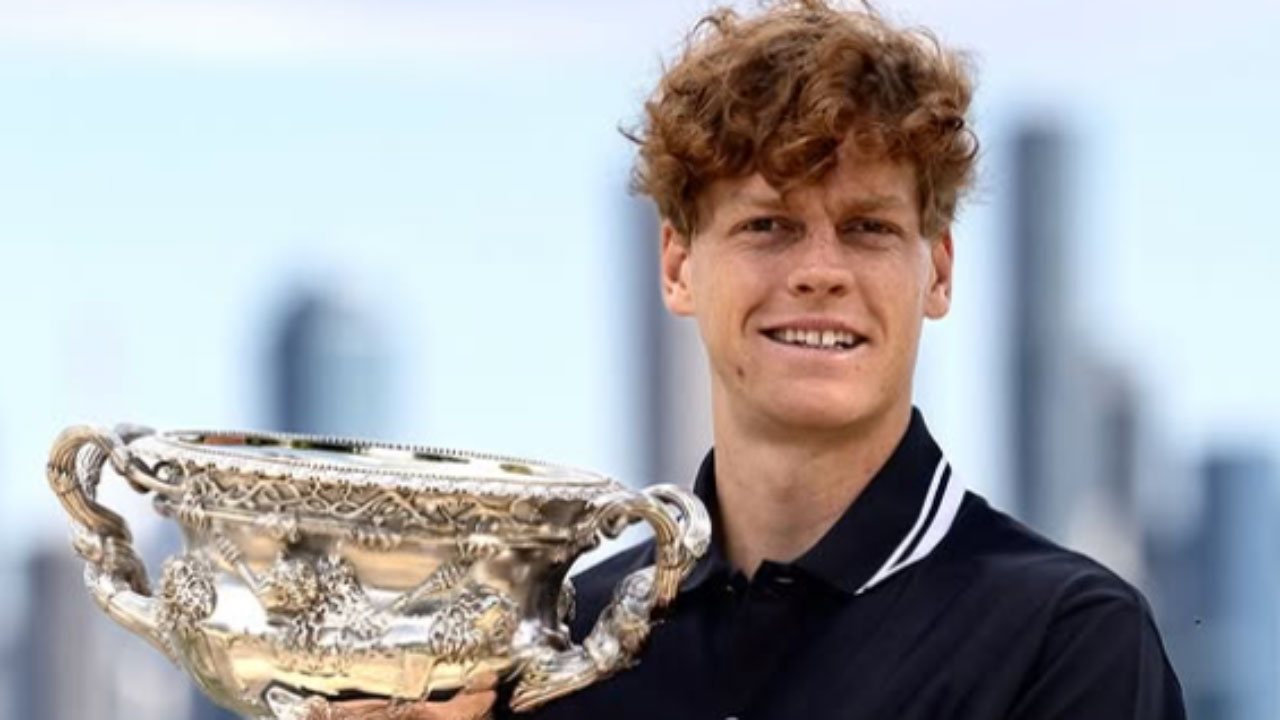 Jannik Sinner con il trofeo degli Australian Open 2025 - Instagram janniksin - Ilgiornaledellosport.net