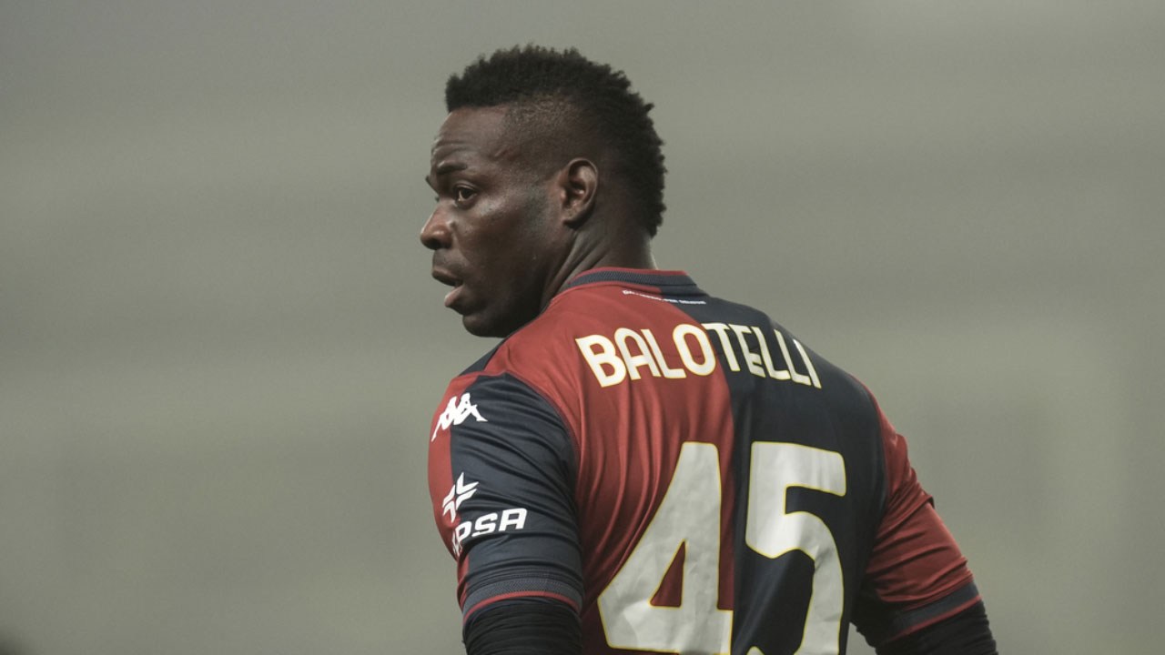 Mario Balotelli con la maglia del Genoa - Foto Lapresse - Ilgiornaledellosport.net