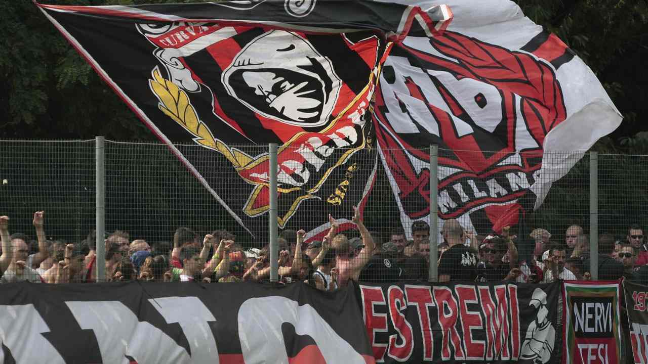 Tifosi Milan a Milanello - Foto Lapresse - Ilgiornaledellosport.net