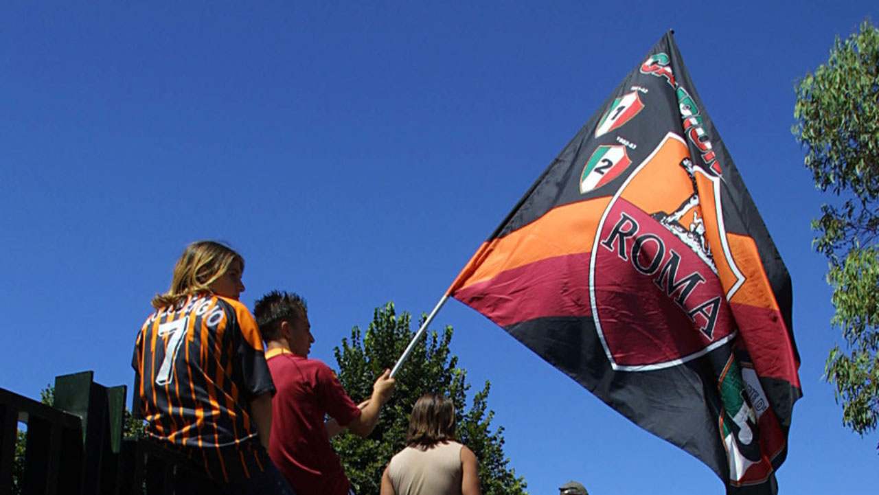 Tifosi Roma Trigoria - Foto Lapresse - Ilgiornaledellosport.net