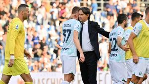 Simone Inzaghi abbraccia i suoi giocatori