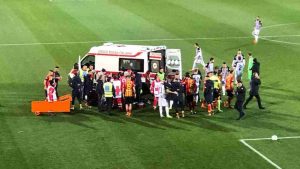 L'ambulanza sul terreno di gioco - ANSA Foto - Ilgiornaledellosport.net