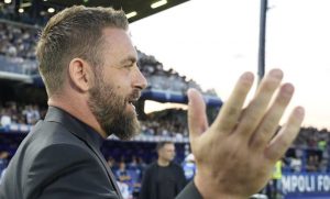 Daniele De Rossi se la ride - foto LaPresse - Ilgiornaledellosport.net