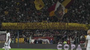 Striscione tifosi Roma - Foto Lapresse - Ilgiornaledellosport.net