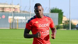 Mario Balotelli in allenamento con la maglia del Genoa - Foto Lapresse - Ilgiornaledellosport.net