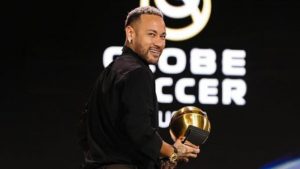 Neymar ritira il premio alla carriera ai Globe Soccer Awards - Instagram neymarjr - Ilgiornaledellosport.net